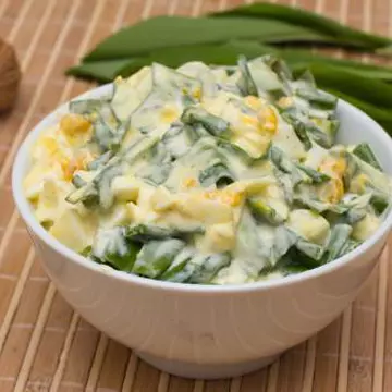 Slăbeşte în Post: Salată de leurdă cu nuci şi tofu