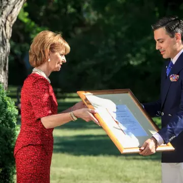 Alexandru Ciucu a fost desemnat furnizor al Casei Regale a României pentru încă trei ani! Designerul, ridicat la rangul de maestru!