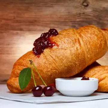 DESERT: Corn pufos cu cireşe