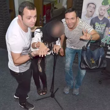 Ghiceşte vedeta: Cine e "bătrânica" ajutată de Buzdugan şi Morar