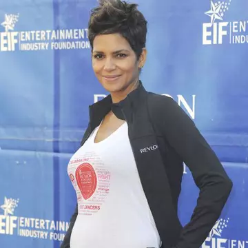 Poze: Uite ce bine arată Halle Berry însărcinată