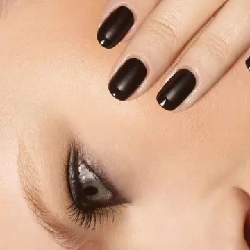 TUTORIAL VIDEO: Învaţă să îţi faci singură manichiura YSL Tuxedo