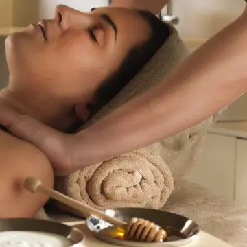 Frumuseţe: Îngrijirea potrivită pentru gât și decolteu