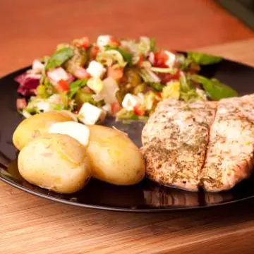 REŢETE: Cartofi noi cu file de peşte