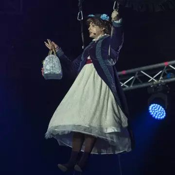 Îl recunoşti? Uite ce vedetă a "zburat" la o emisiune TV