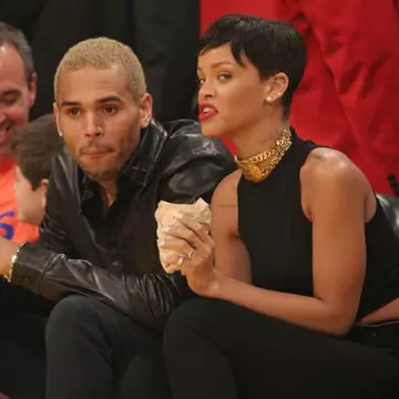 Rihanna şi Chris Brown îşi aruncă vorbe grele pe Twitter!