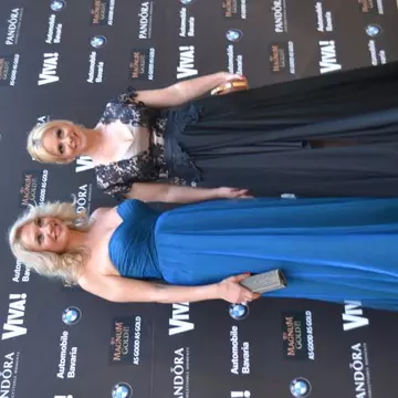 Vedetele au strălucit în rochii din voal, dantelă şi paiete la petrecerea Viva!