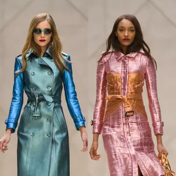Modă 2013: Vrei să ştii care e piesa vestimentară cheie a verii? Trench-ul metalizat purtat ca rochie!