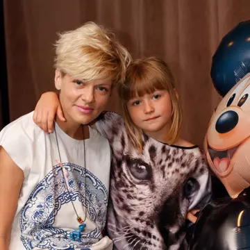 De Ziua Copilului, Dana Nalbaru a primit diploma, multumiri si florile ei preferate