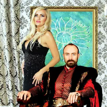 Adela Diaconu îl lansează pe Suleyman Magnificul în moda din România
