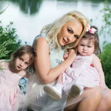 Poze: Giulia Nahmany, primul pictorial cu fetițele sale