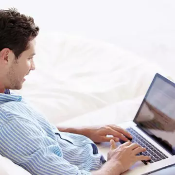 Relaţii: Computerul, a doua soţie?