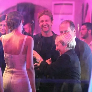 Poze: Ce nu face Gerard Butler pentru Mădălina Ghenea!  