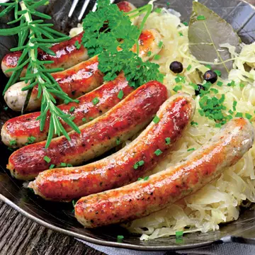 Reţete: Cârnaţi cu varză bavareză