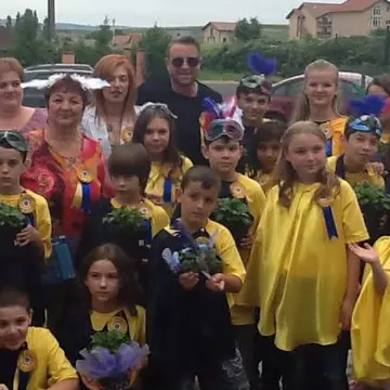 Poze: Cătălin Botezatu, în tabără, printre copii