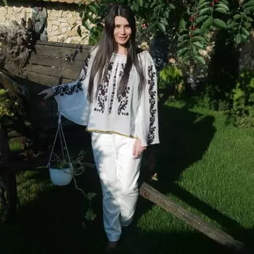 Elena Băsescu, în ie românească. Uite cum arată!