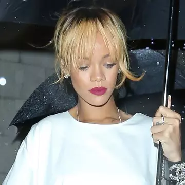 Rihanna lansează o nouă modă! Vezi ce poartă!