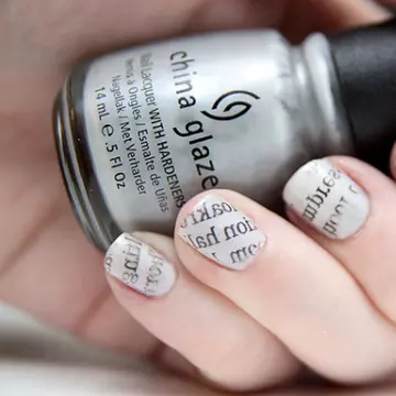 Tutorial video: Învaţă să îţi faci singură manichiura cu imprimeu de ziar!