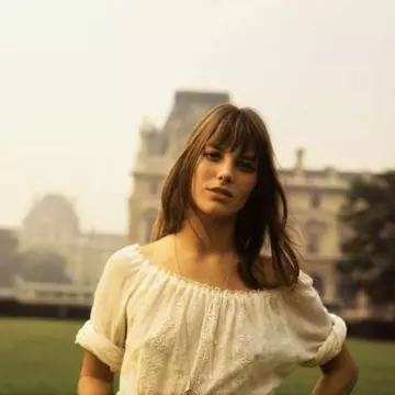 Ia românească, piesă vestimentară care a rezistat în timp