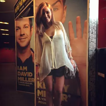 Ţinută stilată. Uite cum s-a îmbrăcat Alina Eremia la film!