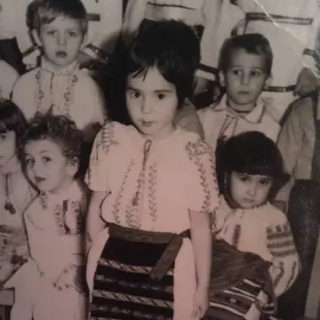 O recunoşti? Ce vedetă arăta aşa în copilărie