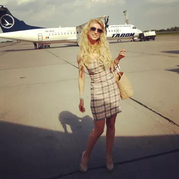 Andreea Bălan, elegantă în culori naturale