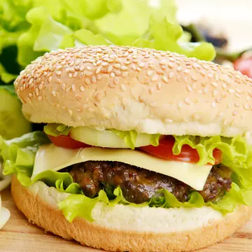Ce mâncăm la fast-food: Un burger arată la fel după 14 ani şi ce otrăvuri conţin cartofii prăjiţi