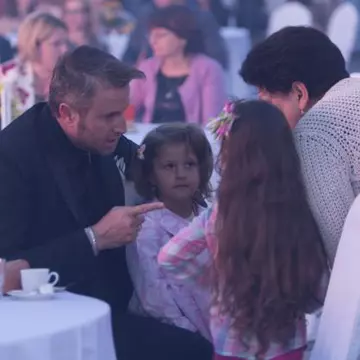 Cătălin Botezatu, din nou înconjurat de copii