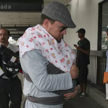 Cel mai sexy tătic! Channing Tatum, cu bebeluşul la plimbare