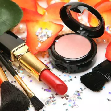 Frumuseţe: Ce trebuie să conţină trusa ta de cosmetice pentru vară?