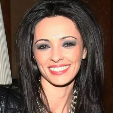 Vedetă la modă: Cum ar purta Cosmina Păsărin rochia tradiţională românească?