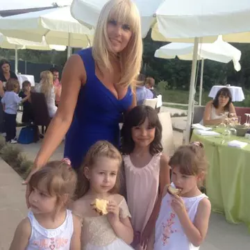 Poze: Elena Udrea, petrecere în mijlocul copiilor 