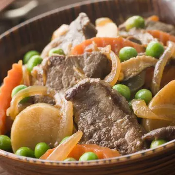 Friptură de porc cu sos, morcovi şi piure de cartofi