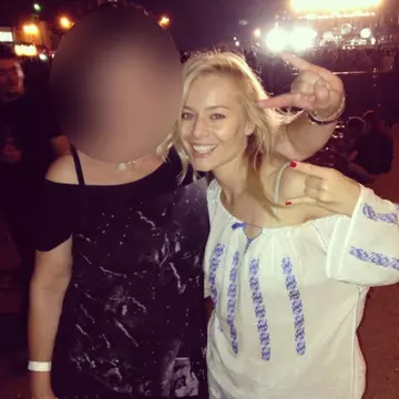 Nu o să-ţi vină să crezi cu cine s-a dus Laura Cosoi la un concert rock!