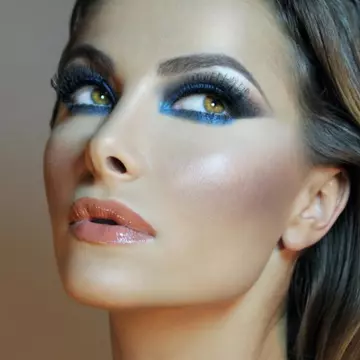 Tutorial transformare: de la o femeie banală la divă! Învaţă cum să te machiezi spectaculos!