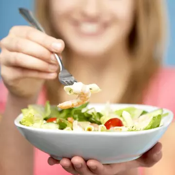 Salată de legume cu brânză, ouă şi crutoane