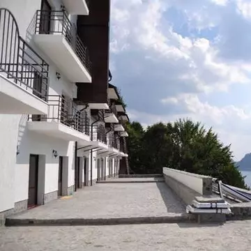 EXCLUSIV | ACESTA ESTE CUIBUŞORUL UNDE AU PETRECUT NOAPTEA MĂDĂLINA GHENEA ŞI GERARD BUTLER! VEZI ce planuri au pentru restul VACANŢEI!