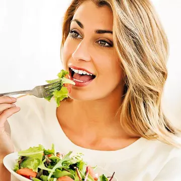 Cât de sănătoasă este, de fapt, mâncarea gătită fără foc? Dieta raw-vegană, o modă cu două tăişuri