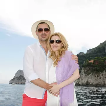Alina Sorescu, o viitoare mămică grijulie. Se ascunde de soare cât poate