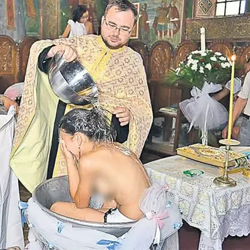 Botez cu sânii la vedere în biserică