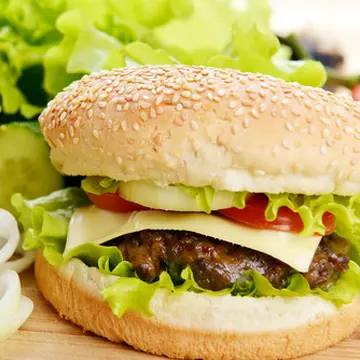 Top cele mai ciudate mâncăruri de la fast food. Ai încerca aşa ceva?