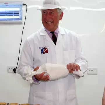 Prinţul Charles ştie să facă prăjituri şi cremă de ciocolată. Vezi pozele haioase