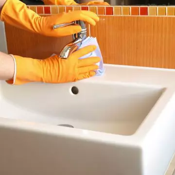 Cum să cureţi baia în doar 15 minute