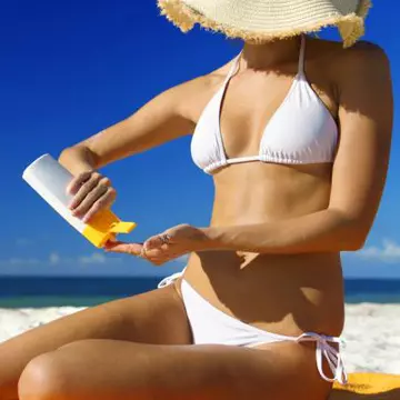 Ce cosmetice iei în vacanţă ca să arăţi de milioane