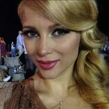 Lora, sexy şi provocatoare într-o rochie transparentă la Mamaia Music Awards