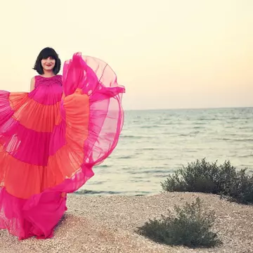 Ana Morodan te învaţă cum să fii o divă la plajă! Alege o rochie maxi colorată!