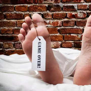 Top 4 oameni celebri care au murit ciudat. Îţi vine să crezi?
