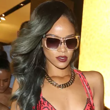 Rihanna şochează cu o nouă schimbare de look. Îţi place acest accesoriu ciudat?