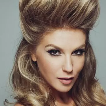 Beauty Trend: Corina Bud în rol de divă retro