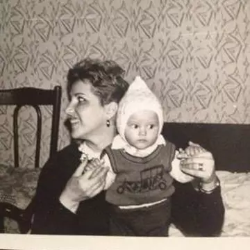 N-o să ghiceşti ce brunetă năbădoioasă a devenit bobocelul ăsta de fetiţă